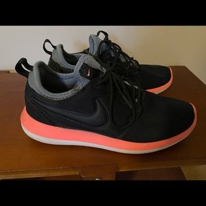 Womens Nike Roshe sz 7.5 pre owned